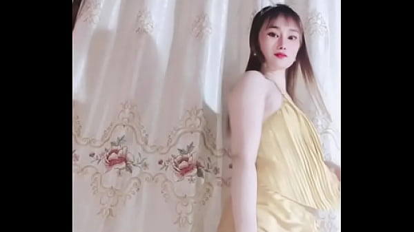 Viet young woman dancing bigo